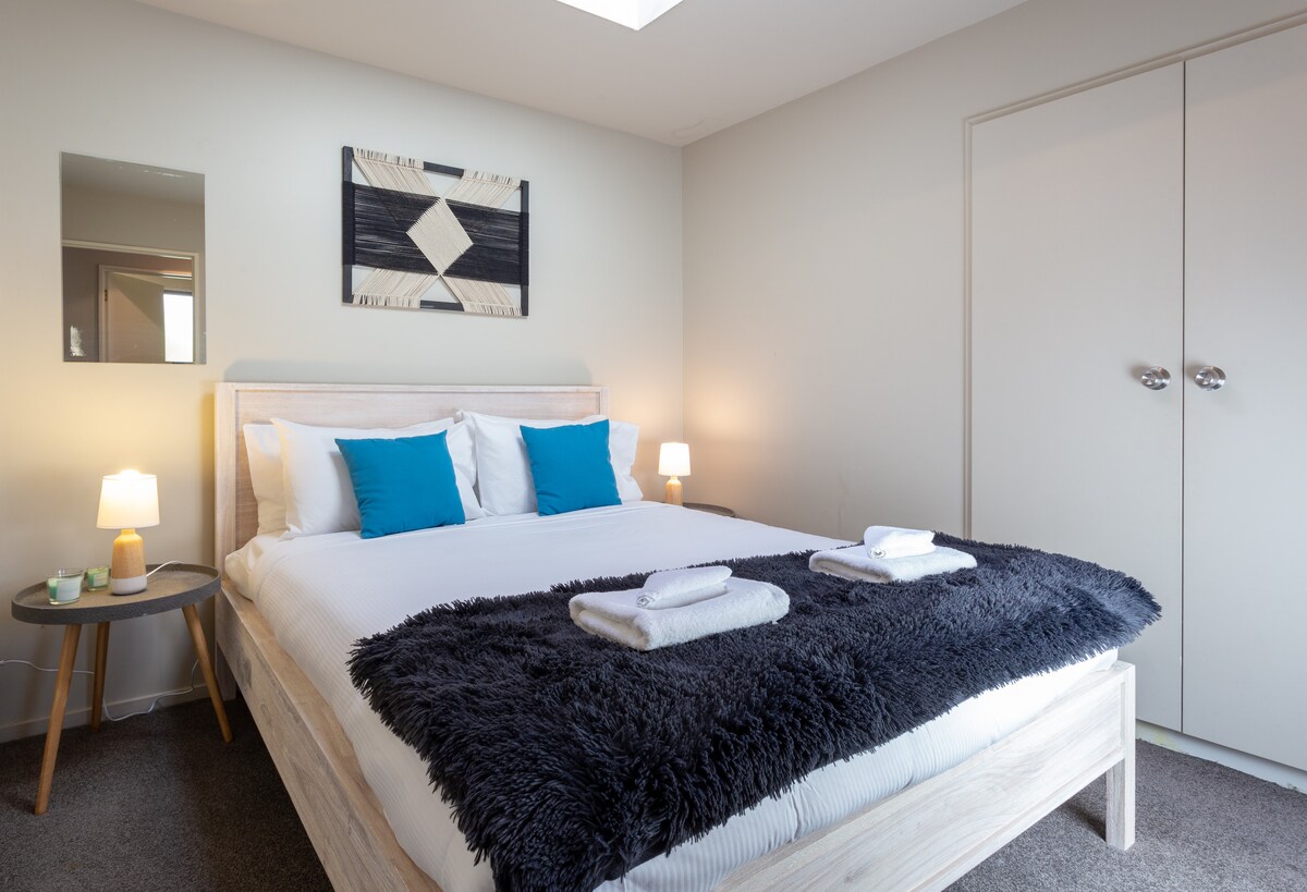 Superbekväm dubbelsäng.   Garderober i alla sovrum.