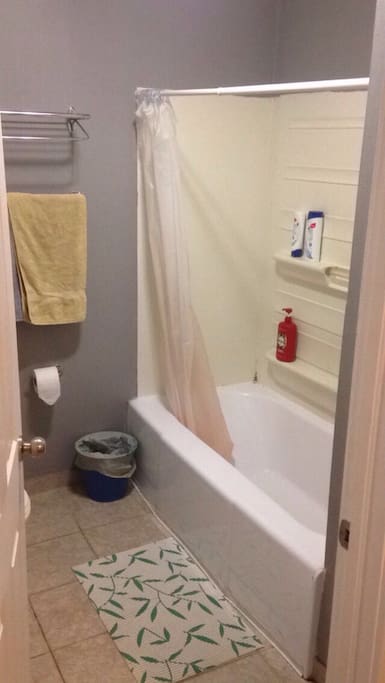 Bathroom with fresh towels for the guests.