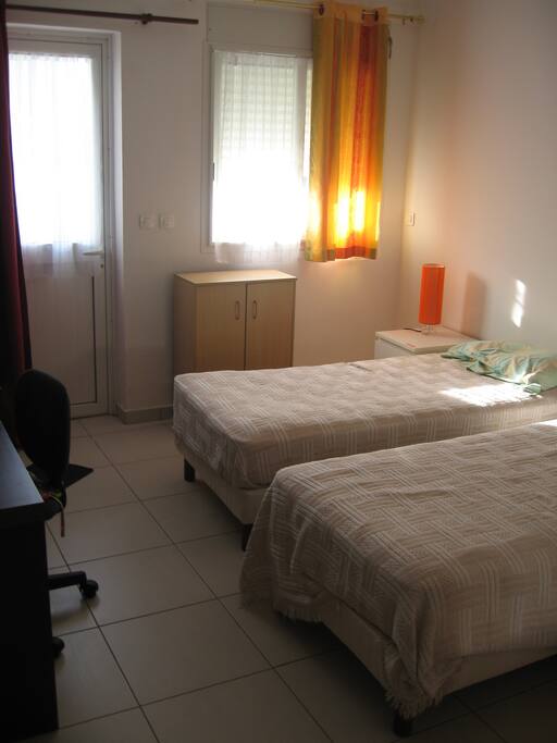 chambre propre et moderne et silencieuse
