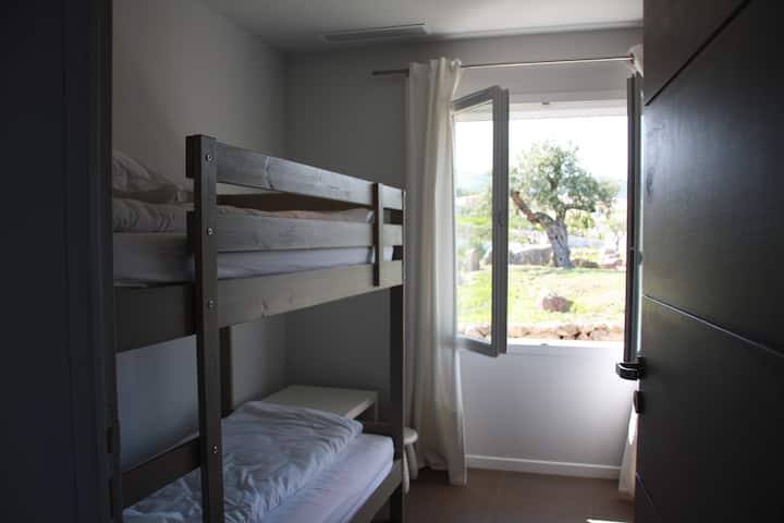 ห้องนอนพร้อมเตียง 2 ชั้น 4 หลัง