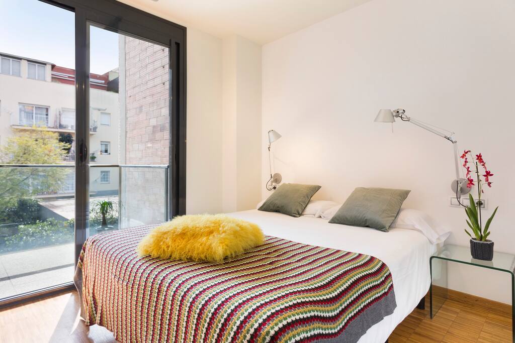 Habitación principal con cama doble y salida a la terraza privada