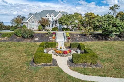 Beautiful Mansion, Pool, Fishpond & Home Theater