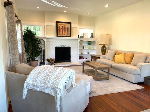 Bright and sunny luxurious three bedroom Craftsman