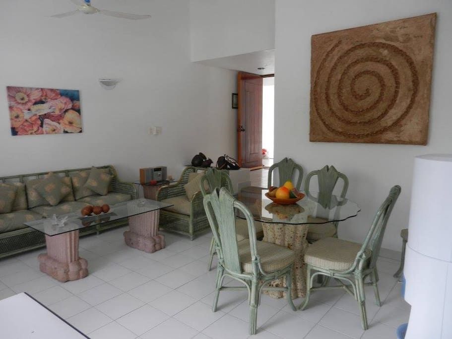 Sala comedor con ventilador y ac
