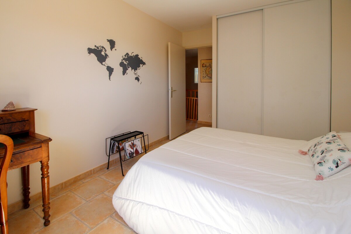 Chambre 4 . lit Queen size, biro