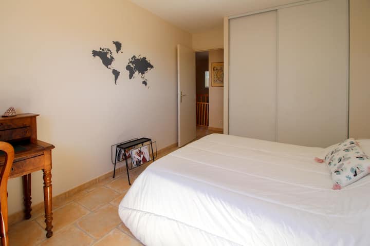 Chambre 4. LIGHT Queen size, bureau