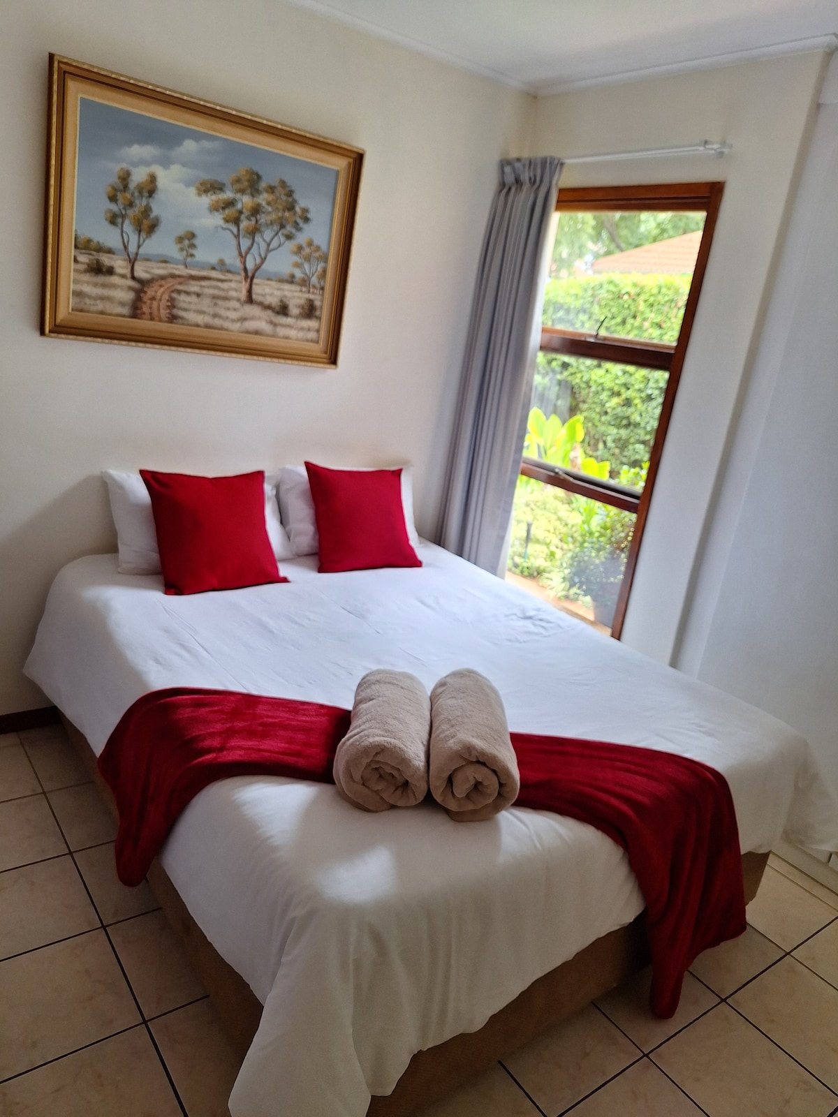 Chumba cha 3 cha kulala - Kitanda cha ukubwa wa malkia na kitanda cha ghorofa, taulo nne za bafu, bafu lenye bafu na bafu la pamoja na chumba kingine kinachofanana kwenye njia hiyo.