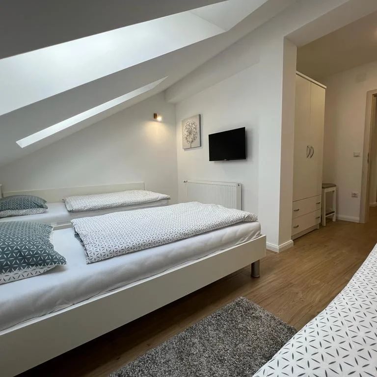 ห้องนอนพร้อมเตียงแยก 3 หลัง