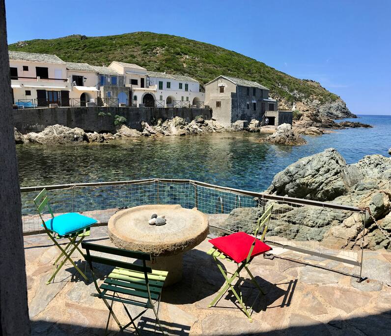 La petite terrasse qui donne sur le Quai devant la maison.