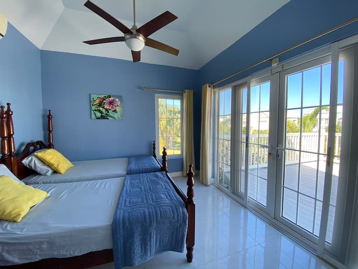 ห้องนอนนี้เดินออกไปยังดาดฟ้าด้านหน้าขนาดใหญ่