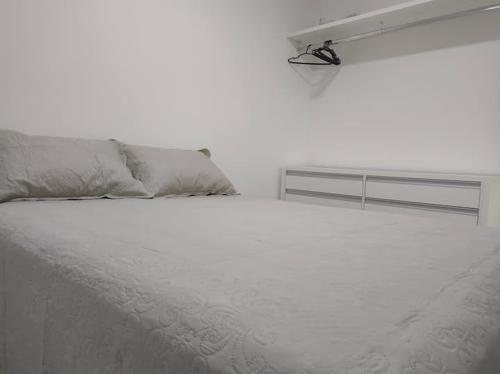 Легло в двойна кутия 
Скрин /пейка с 4 чекмеджета 
Закачалка / рафт / закачалка 