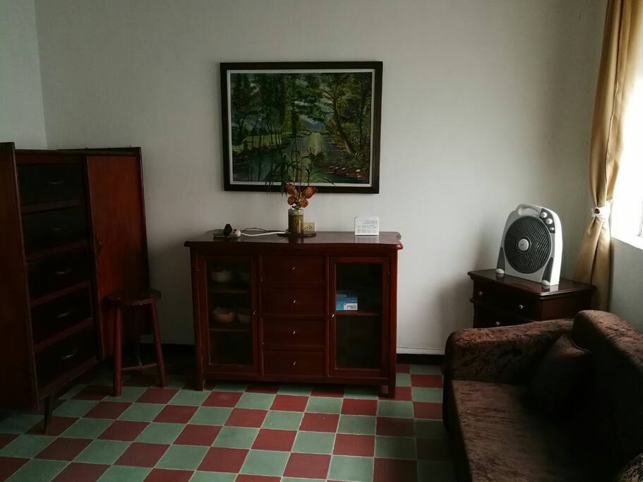 Sala con sofá cama doble
