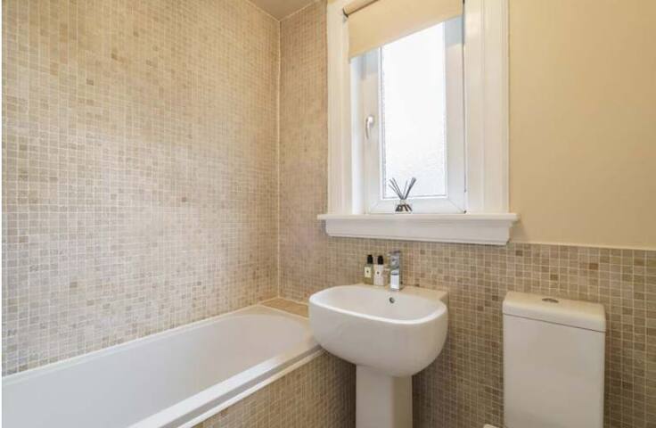 Traditional home near Edinburgh city centre gallery image 3