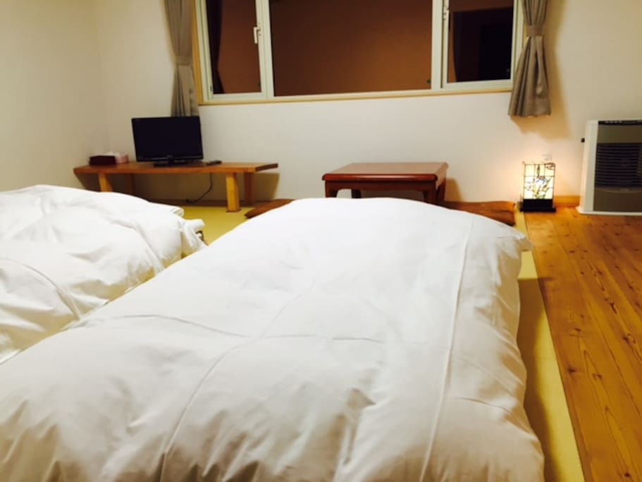 Japanese tatami room is flexible.
Fit for 2 adults + 1 adult or 2 Kids