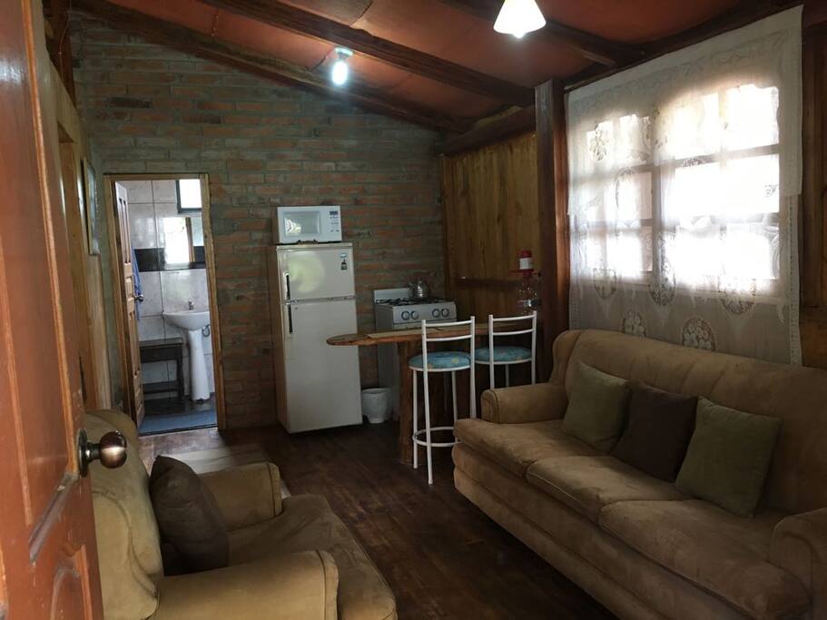 Sala de estar y comedor / mini cocina de la cabaña de madera...
