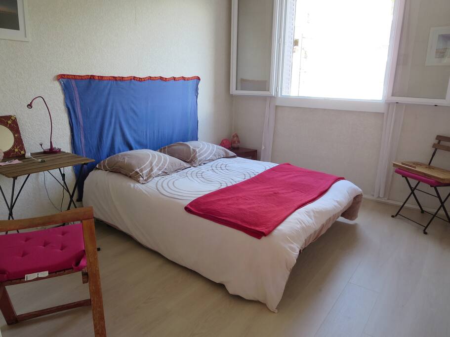Chambre lumineuse et calme.
