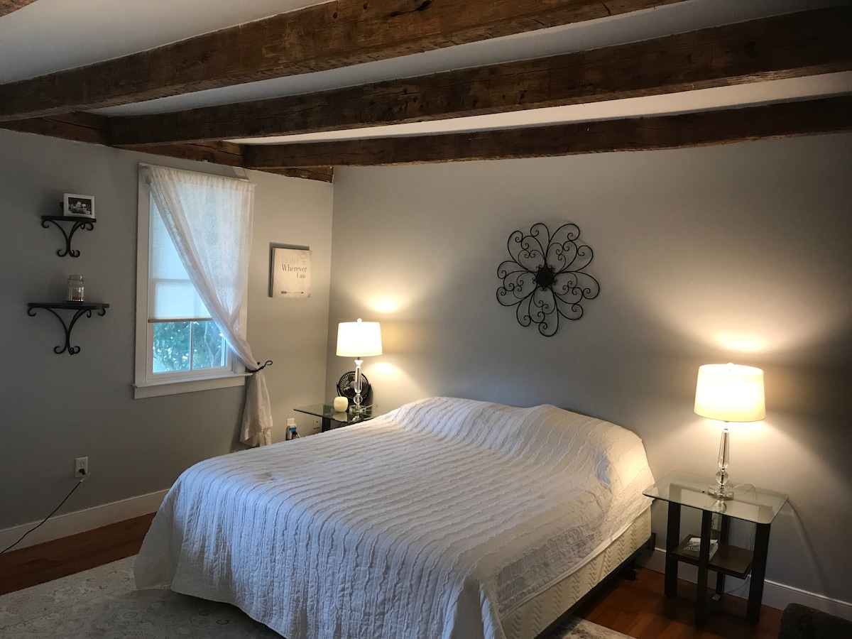 主卧配有漂亮的外露横梁和加大双人床 