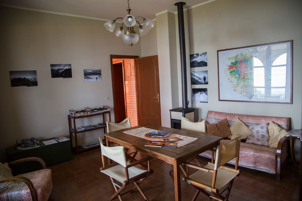 The salon with pictures and maps of Etna