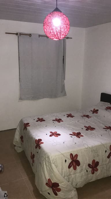 Dormitorio principal con cama matrimonial