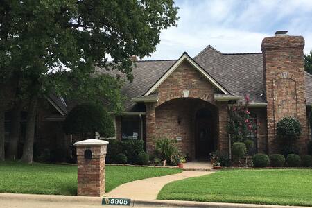 Attactive 1BR near lake, Stadiums, six Flags, etc.