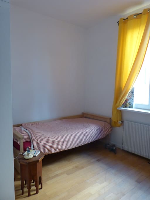 chambre avec placards et bureau