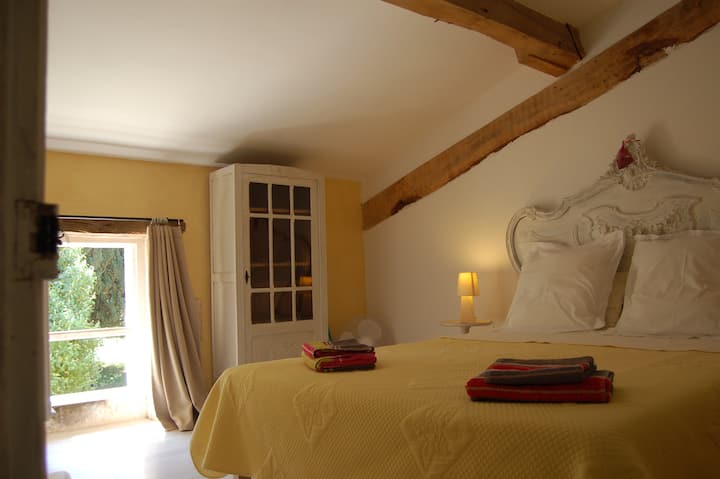 ห้องนอนชั้น 1 (เตียงขนาด 160 ซม. x 200 ซม.)

ห้องนอนชั้น 1 (เตียงใหญ่)