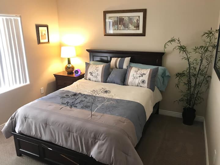 舒适的标准双人床