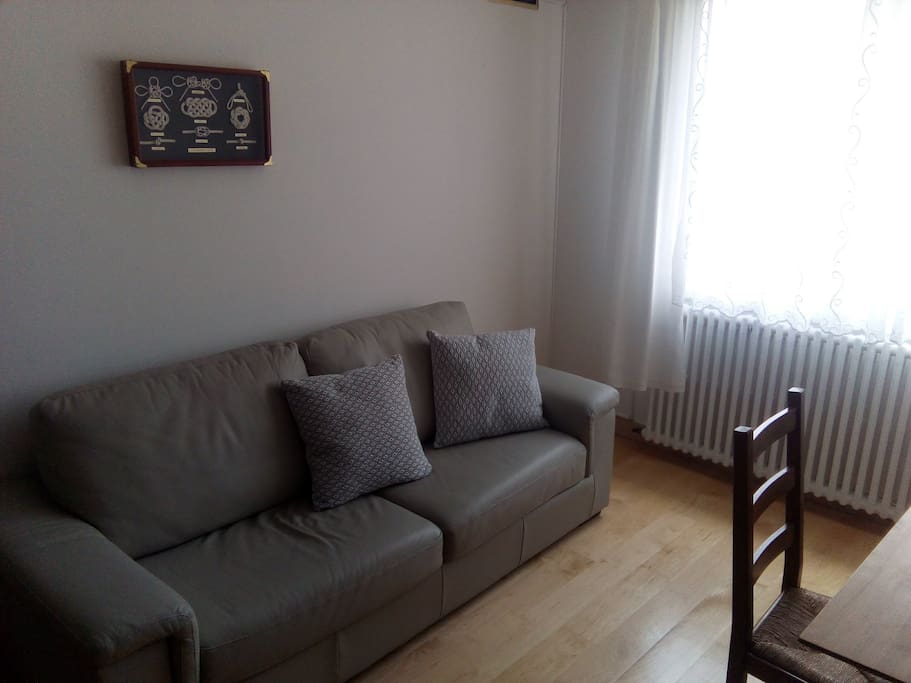 Arbeitszimmer mit Computerplatz und Couch
