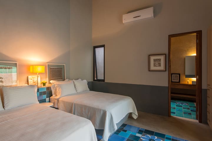 חדר כחול, שתי מיטות בגודל מלא.