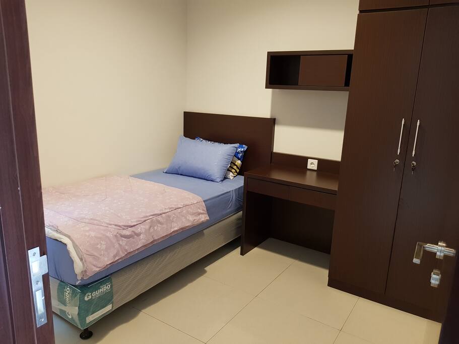 Kamar 1 - Lantai 1
Room 1 - First Floor
Single Bed, Bedcover, Sprei, Handuk, Bantal & Guling (Towel, Pillow & Bolsters)