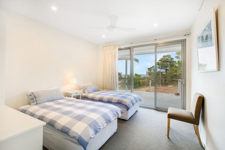 Втора спалня с единични двойни легла за комфорт