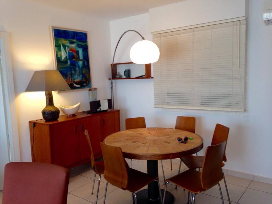 table de 6, bon éclairage, sympa pour discuter et joué aux cartes.