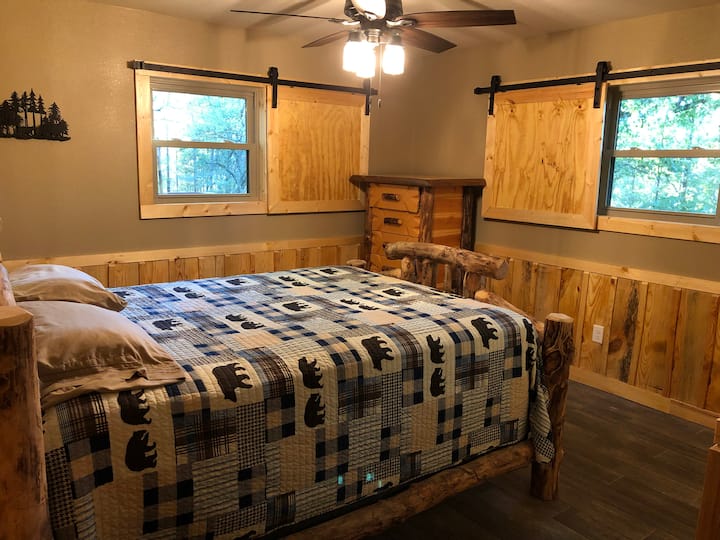 This is on the middle floor and has a queen bed.  