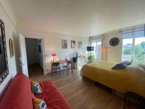 Hyper-center: fully equipped studio