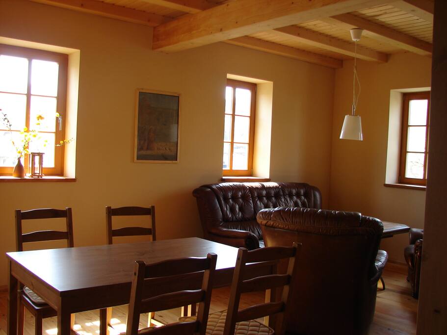 Wohnzimmer mit Couch und extra Liege