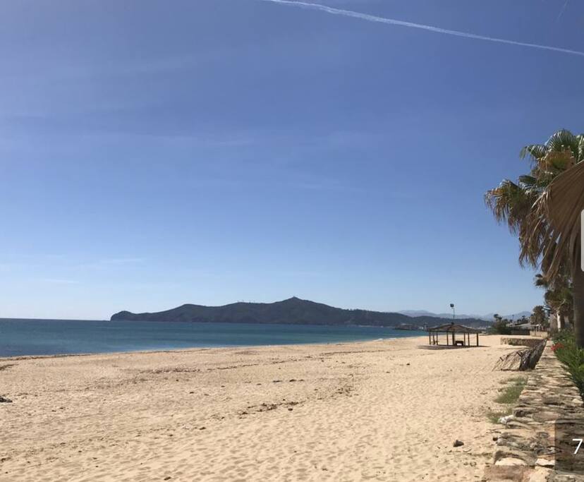 Magnifique plage méditerranéenne avec accès privé depuis le complexe