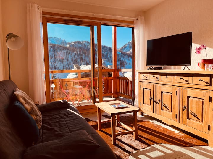 The south facing location allows you to enjoy the sun and beautiful brightness, overlooking the mountains and the lake in summer.