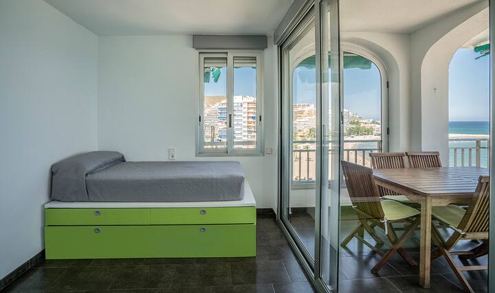 chambre avec un lit gigogne. Tous les stores sont motorisés.