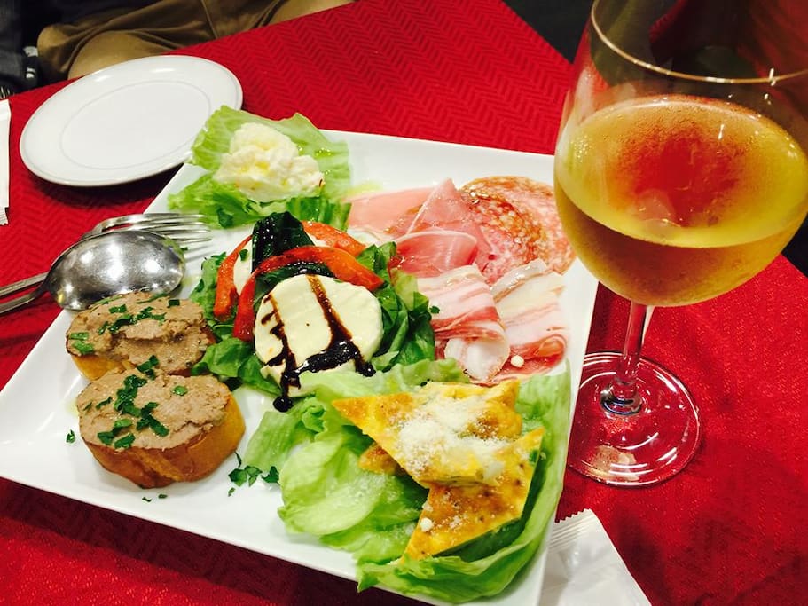 Vitti Cucina / Sicilian Restaurant,
Piano Music and great sicilian Food every day.
Located on the 1st floor.