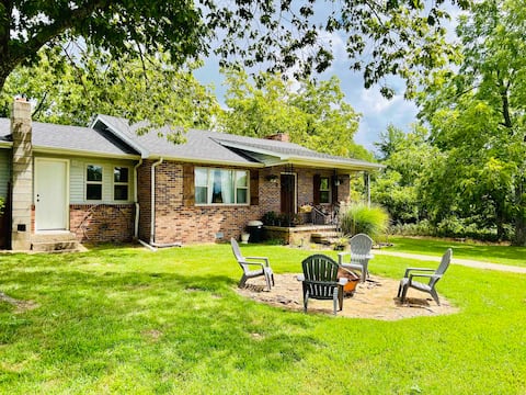 Cottage near BNR, hiking, views (Ola House)