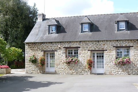 Quiet cottage in the countryside, pool, "Ty Breiz"