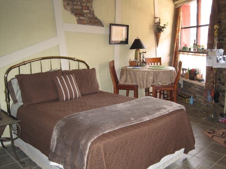 Cave  Courtyard Guest Studio