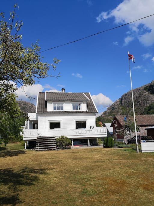 Hus med terrasse og stor hage