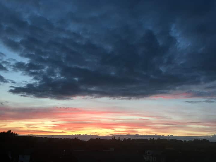 从天空卧室欣赏美丽的日落