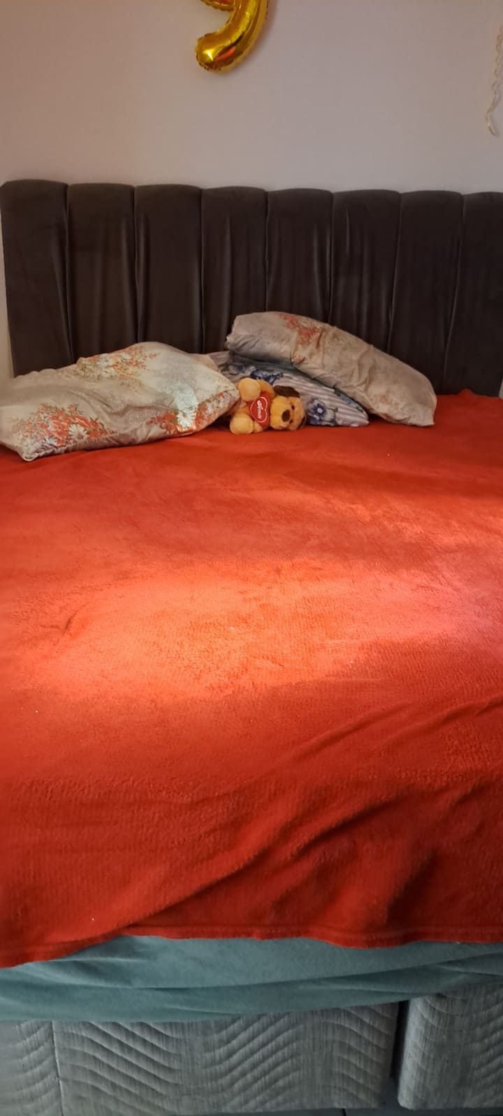 Dhoma e pasme që përmban një madhësi krevati 158x198.
Me kokë, dhomë me ajër të kondicionuar, është gjithashtu e ajrosur mirë që përmban një lavanderi të katërt në dhomë.
