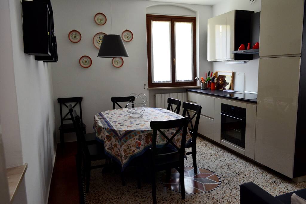 Cucina attrezzata con tutto il necessario