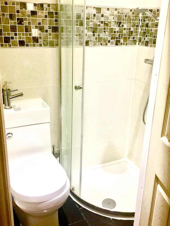 Private WC Netflix Microwave Toaster Kettle Fridge Houses for Rent in