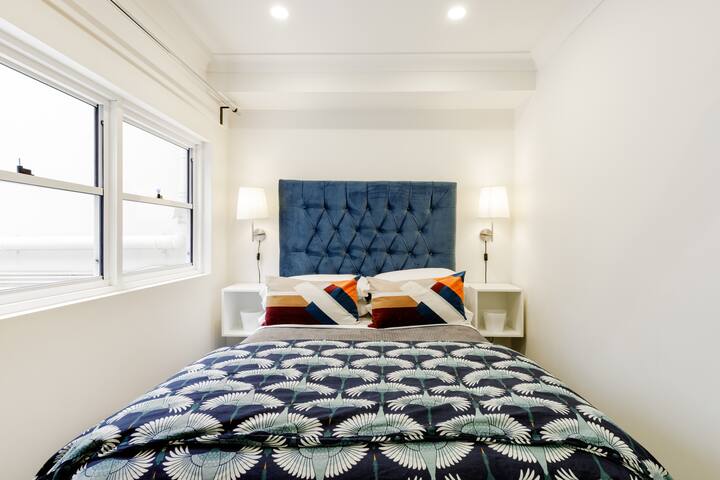 Stunning Modern Art in a Surry Hills Apartment gallery image 5