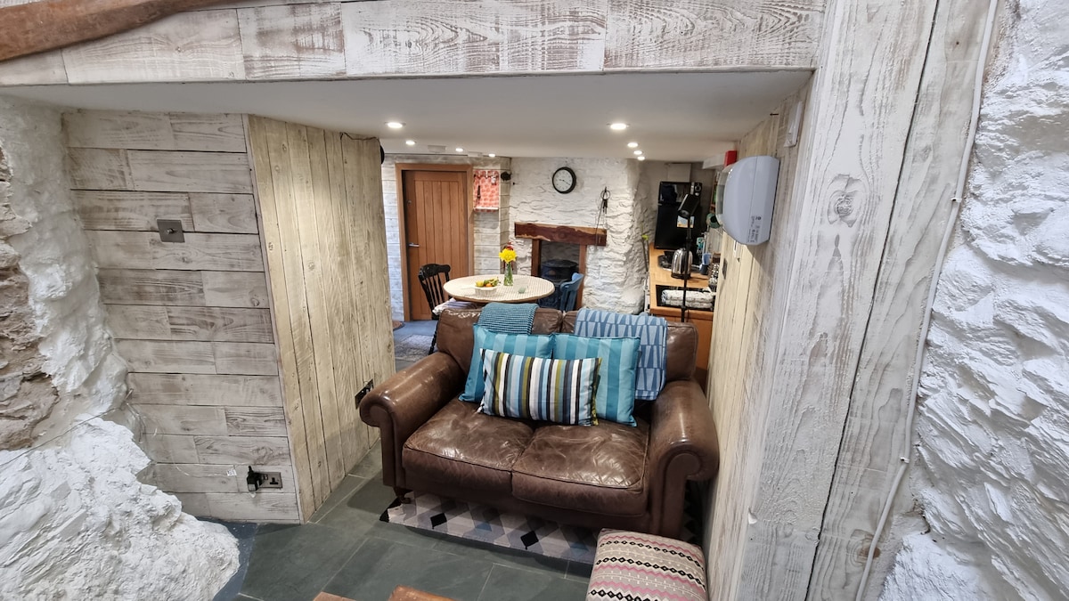 Successful Airbnb property: Britannia Studio, perfect for Mevagissey harbour. in Mevagissey