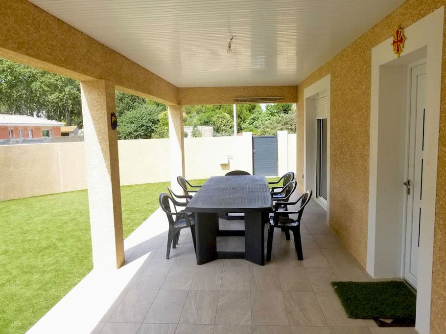 Grande terrasse couverte avec table.
Covered porch with a big family style table.